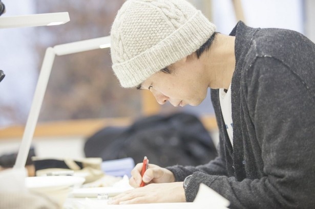 絵本「かないくん」を谷川氏の書いた物語を元に2年の歳月をかけて描いた、漫画家・松本大洋氏。漫画「竹光侍」で手塚治虫文化賞マンガ大賞を受賞。1967年生まれ