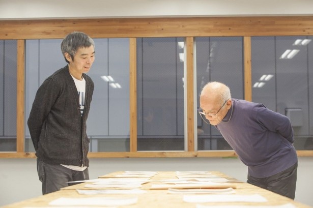 「かないくん」の原画を見ながら語り合う松本氏と谷川氏