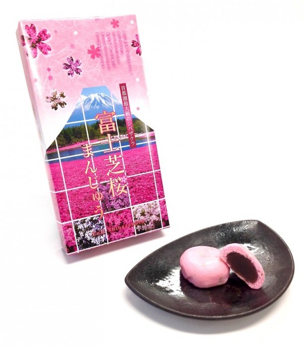 生地に桜葉の塩漬けを練り込んだ富士芝桜まんじゅう。桜葉の塩味とこしあんの甘さのバランスが絶妙！