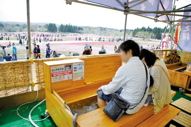 富士芝桜まつり期間中は毎日開催の「展望足湯」は100円で利用できる（タオル別売り 100円）