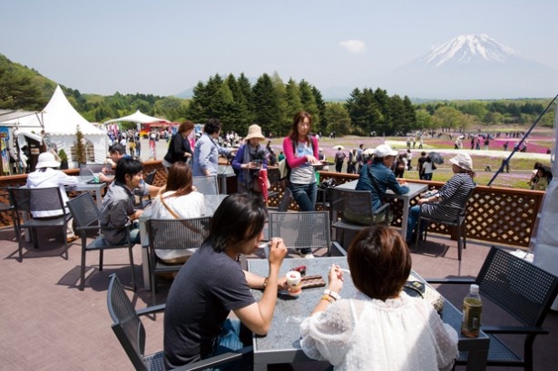 富士山と芝桜を観賞しながら本格スイーツを楽しめる「展望カフェ」