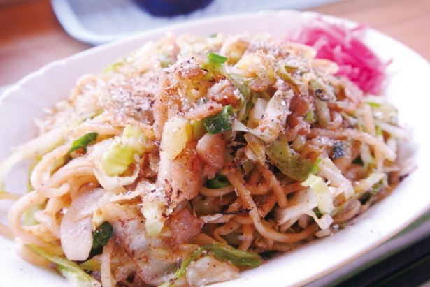 【写真を見る】濃厚なソースとコシがある麺がマッチした富士宮やきそばは、世代を問わず人気！