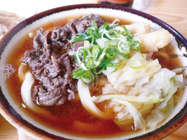 地元で人気の吉田のうどん。固く太い麺、馬肉＆キャベツの具など独特の味わい