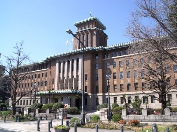 【写真を見る】舞台となる神奈川県本庁舎と内部をチェック！