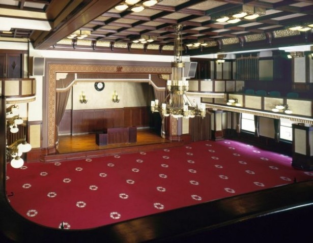 趣のある神奈川県本庁舎大会議場も舞台となる