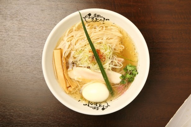 麺のようじの塩そば（780円）。全部飲み干せてしまうほどクリアなスープ！