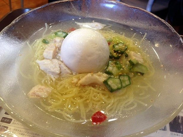 ユニークな麺ものも。超・涼風麺 鷄白湯アイスのせ(仮)