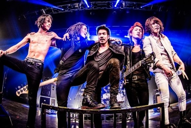【写真を見る】左からTeru、 Hiroki、Koie、Kazuki、Tatsu