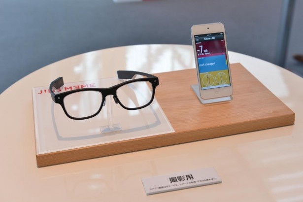 眼鏡とアプリ搭載のスマホを使うことで眠気や疲労度を測定できる