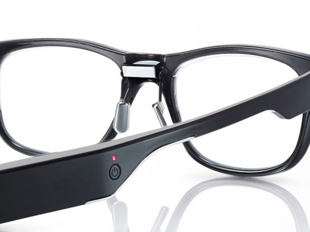 眼鏡のデザインを維持しながら、眼電位センシングを可能とした、JINS独自の三点式眼電位センサー