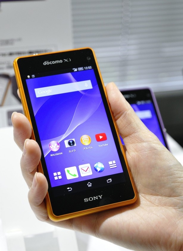 Xperia A2　手の小さな女性でも片手で持ちやすい4.3インチのコンパクトサイズ