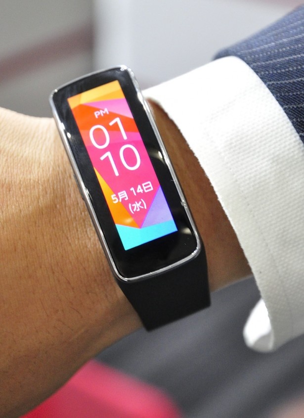 スリムな腕時計タイプのGALAXY Gear Fit。心拍計や歩数計などはもちろん、スマホの着信などもわかる