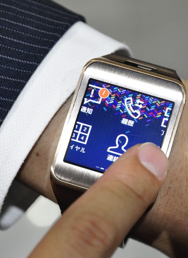 こちらはGALAXY Gear2。通話や撮影機能、メールチェックから、心拍計や睡眠計など健康管理までOK