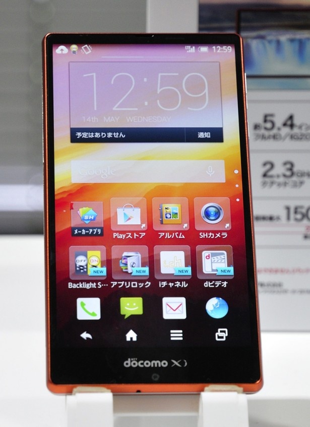 フレームを極限まで細くし、サイズはそのままでさらに大画面になったAQUOS ZETA。IGZO液晶で電池持ちも3日と余裕