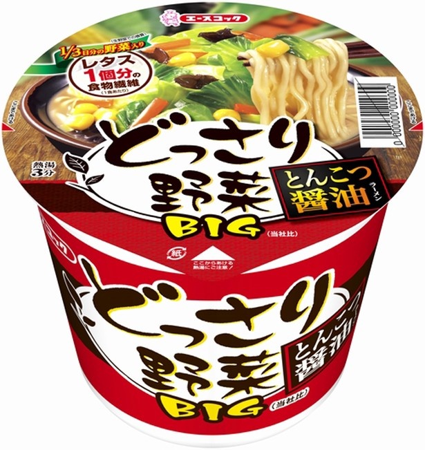 【写真を見る】どっさり野菜BIG とんこつ醤油ラーメンは、ポークをベースにジンジャーやガーリ ックの旨みを加えた豚骨醤油スープ