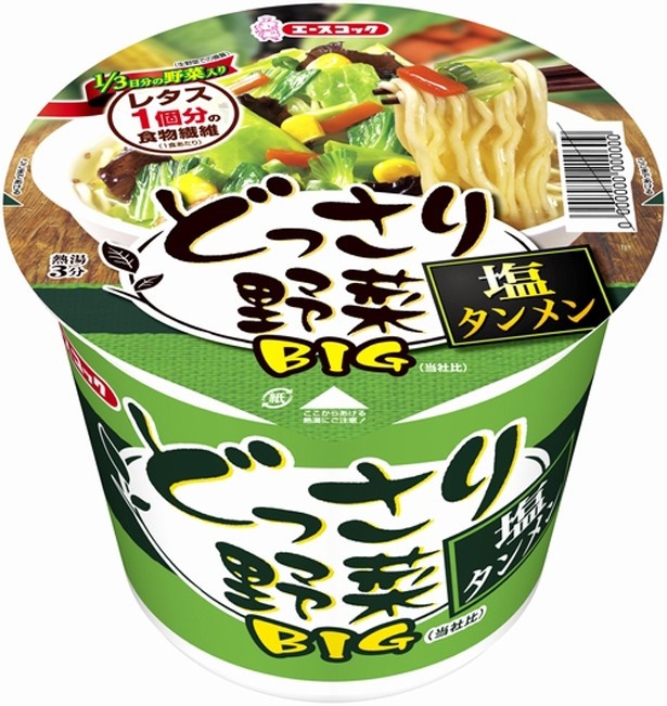 どっさり野菜BIG 塩タンメンは、チキンやポークをベースに魚介の旨 みを加えた塩タンメンスープ
