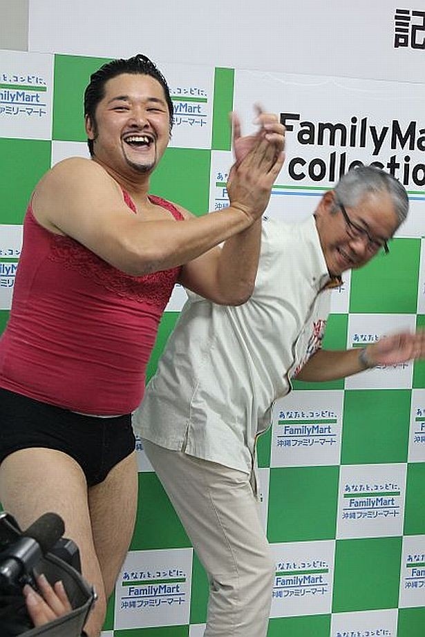 沖縄ファミリーマート・大城社長も負けじとノリノリでダンスを披露！
