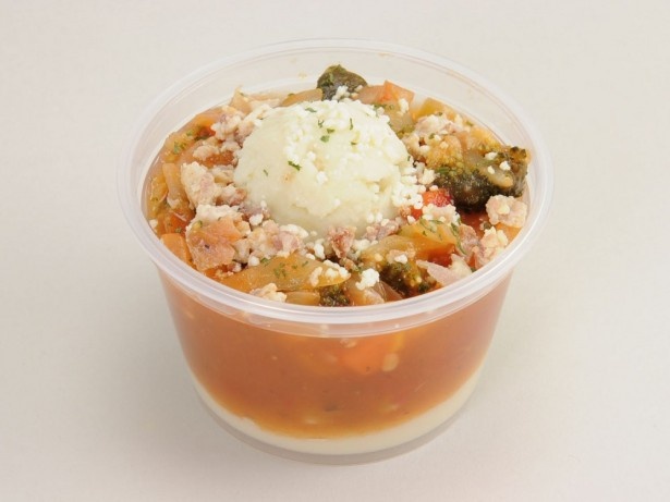 【写真を見る】ぽたーて(トマトミート)は、トマトソースで煮込んだポテトサラダ