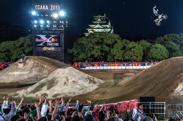 モトクロス世界大会で、大阪城の目の前をバイクが天高く舞う！