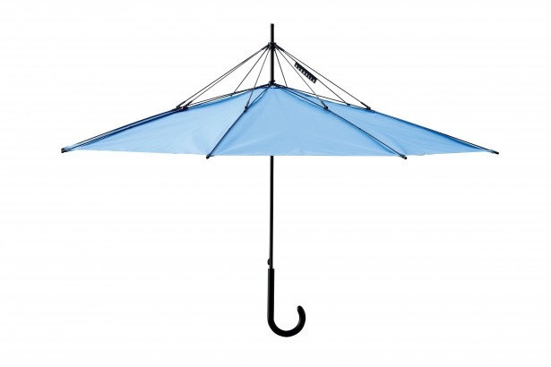 逆転の発想から生まれた新タイプ「UnBRELLA」(9720円)。濡れた面が内側になるため洋服や荷物が濡れず、傘立てなしで自立もする優れもの。/アッシュコンセプト