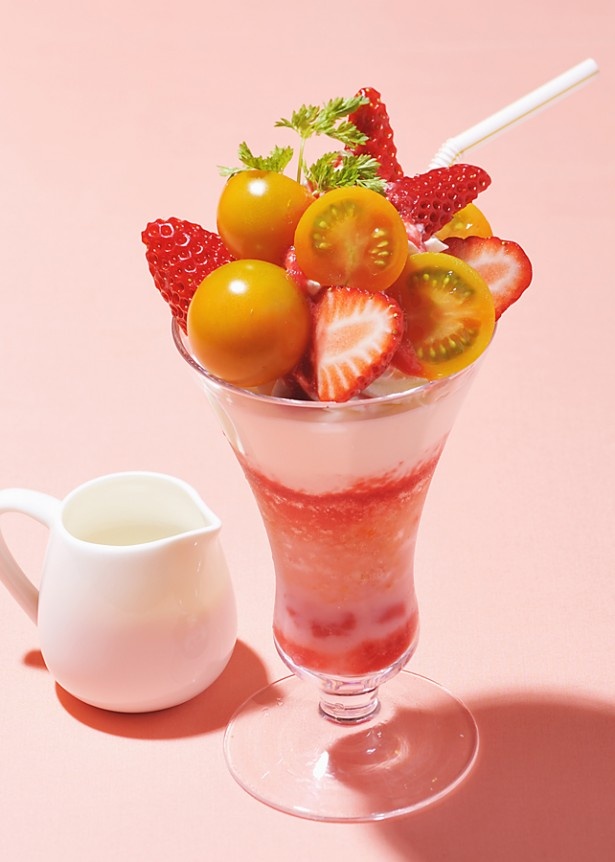 「植物性乳酸菌ラブレ」を1本使用したオレンジまこちゃんの菌活パフェ￥980。トマトグラニテの清涼感とヨーグルト＆ラズベリーの酸味が絶妙