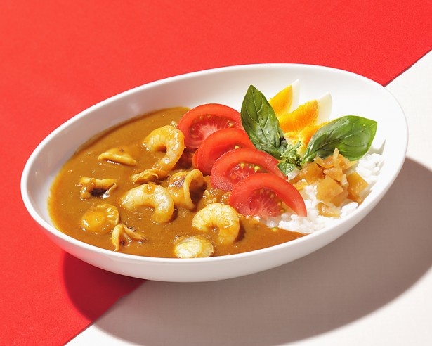 魚介の旨みが溶け込んだカレーに、爽やかな酸味の高リコピントマトを添えた高リコピントマトのシーフードカレー￥1080
