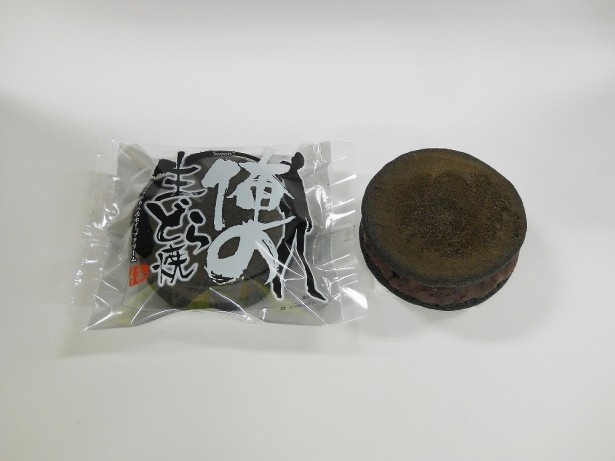 真っ黒な「俺の　生どら焼き　つぶあん＆ホイップクリーム」は、まさに“俺の”シリーズならではのどら焼き
