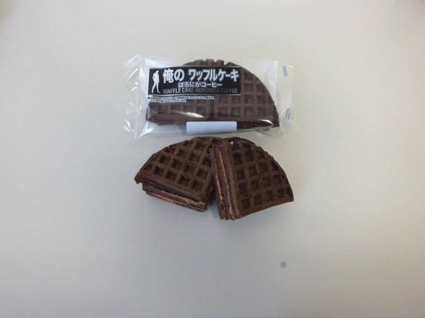 「俺の　ワッフルケーキほろにがコーヒー」にはチョコチップがサンドされているので、歯ごたえのある食感を楽しめる