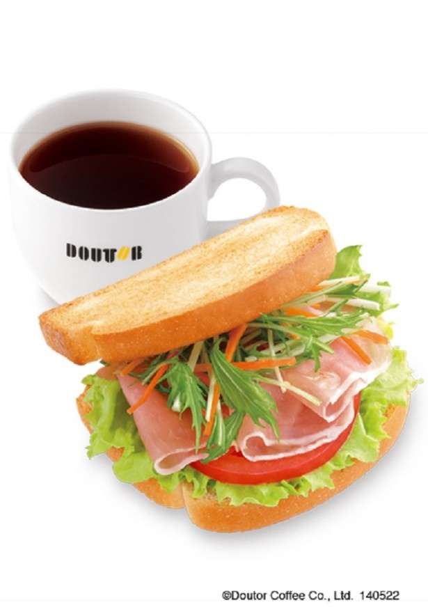 生ハムと相性の良い色彩豊かな野菜を、狐色に焼き上がったトーストでサンドした「モーニングBセット 生ハムとイタリアンサラダ」。ドリンクはセットメニューの中から選べる
