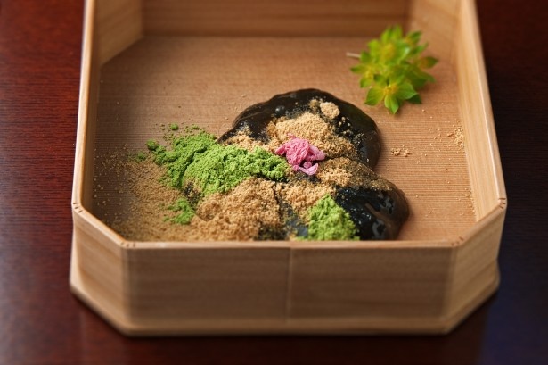 本わらび粉のみを使った蕨もち￥2050。ふわりと軽く柔らかな食感は衝撃。コーヒーの絹しずくがセット