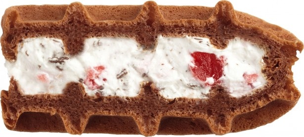 ドイツがテーマの「黒い森のキルシュトルテ」(141円)は、甘いチョコと爽やかな味わいのチェリーの蜜漬けが相性抜群