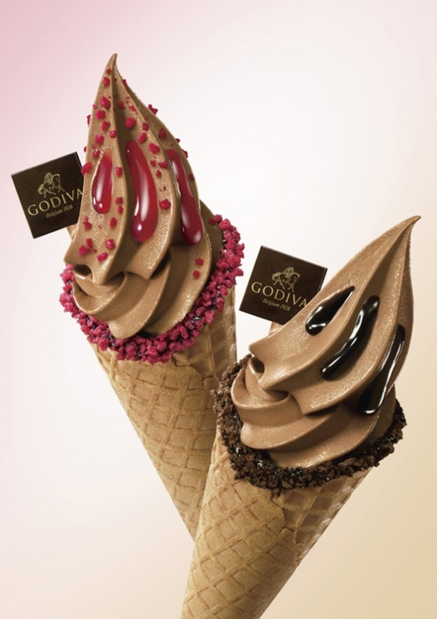 【写真を見る】チョコレートアイスのコクある味わいが、フランボワーズの酸味でより引き立つゴディバ ソフトクリーム ダブルチョコレート フランボワーズ(左)