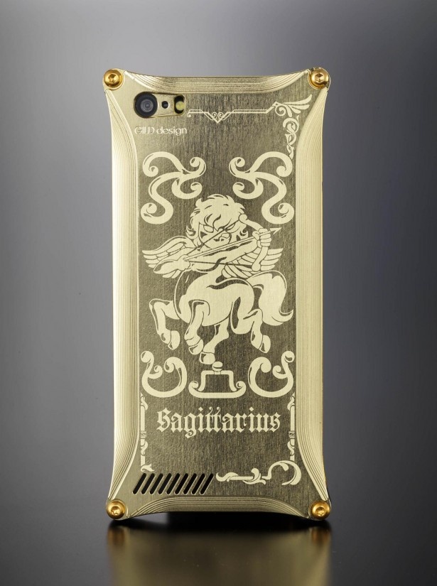 【写真を見る】黄金聖衣サジタリアスのゴールドiPhoneカバー