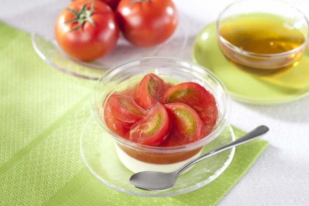【写真を見る】糖度の高いアメーラトマトを使用した「トマトとチーズのスイーツ(アメーラトマトトッピング)」は、チーズとトマトのハーモニーが絶妙