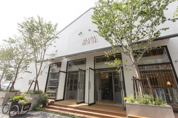 ウォーターフロントにある｢SLOW HOUSE｣。ジビエ料理 のレストラン｢SOHOLM｣とファッションの｢Ouur｣を併設