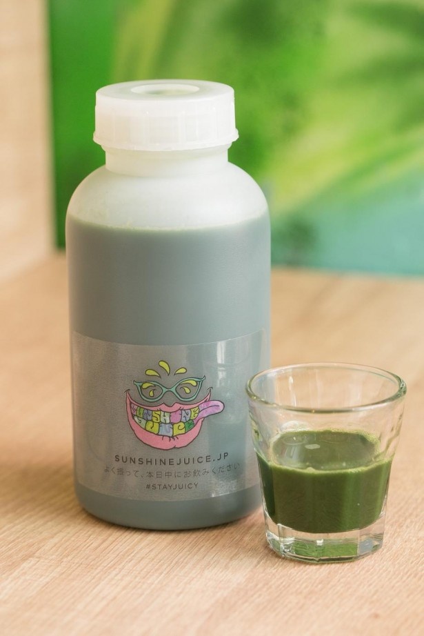 ｢サンシャインジュース恵比須｣の｢GNARLY GREEN｣には、 藍藻類のスピルリナをメインにホウレンソウ、キウイ、シ ョウガ、セロリ、ブロッコリーをブレンドしている