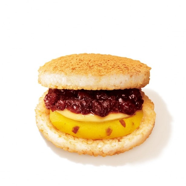 【写真を見る】スイーツとして作られた、ミスドのライスバーガー あん＆カスタード(324円)