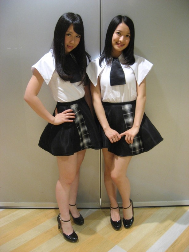「東京女子流」の小西彩乃（左）と中江友梨（右）