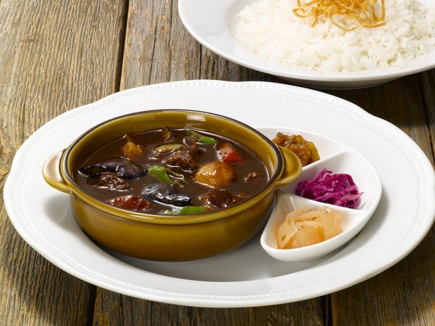 1983年の第1回目のカレーフェアから現在に至るまで販売され続けている伝統メニューに、3種の薬味を添えた「カシミールビーフカレー～3種の薬味～」。889kcal