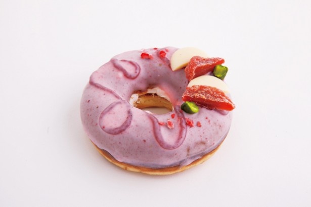 【写真を見る】Happy Circle Donutsのいちご＆クリーム～開港祭ver.～(230円)。もちもちドーナツにイチゴチョコが。「Yokohamaスウィーツパラダイス」で購入できる
