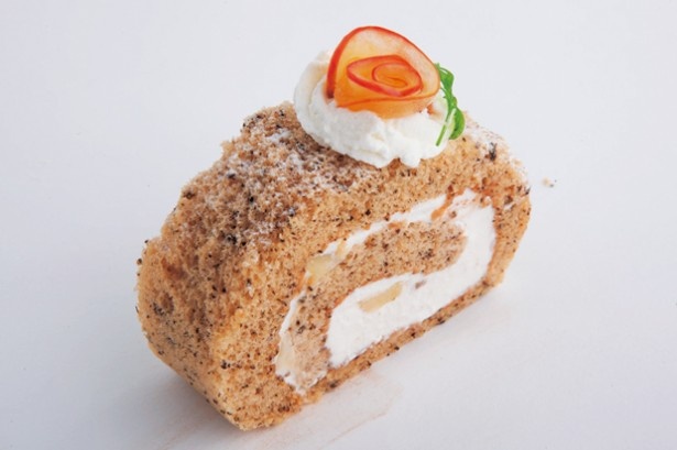 リンゴとシナモンを紅茶の茶葉入りスポンジで巻いたポムポムロール(200円)は、横浜スイーツ＆カフェ専門学校のもの。「Yokohamaスウィーツパラダイス」で購入できる