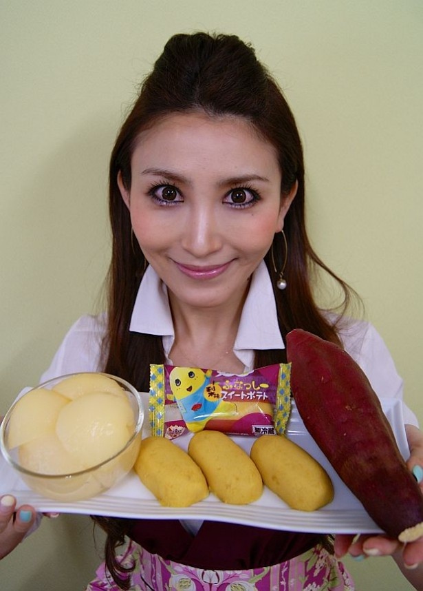【写真を見る】この商品をプロデュースしたさつまいも親善協会会長の鈴木絢子さん