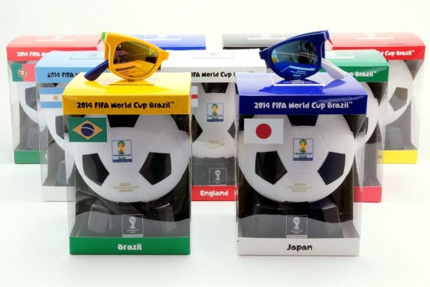 FIFA ワールドカップ オフィシャルライセンス プロダクト/サングラス(5000円)。パッケージデザインも各国国旗の配色に。今回の優勝国は、モデルとなった9か国の中から出るか？