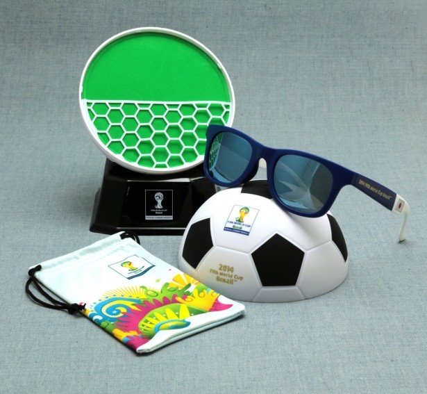 【写真を見る】ディスプレイ台として飾っても楽しい「サッカーボール型ケース」は、開けばフィールドをイメージしたグリーン。 ゴールネットのポケットには小物を収容可能！