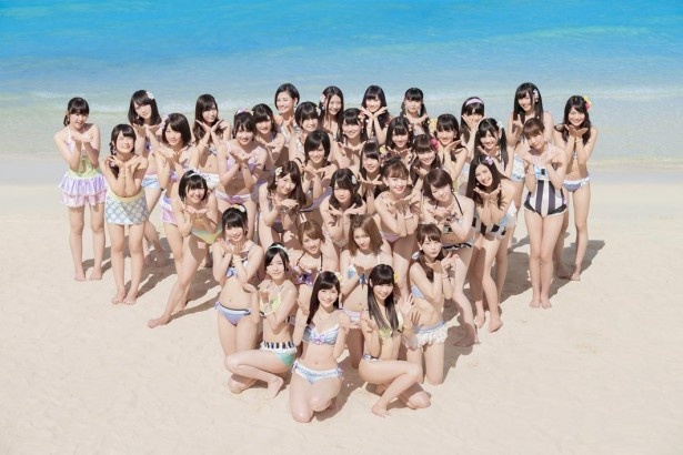 5/21に発売された、AKB48の36thシングル「ラブラドール・レトリバー」。そのMV撮影ではまゆゆもカラフルな水着を着用している