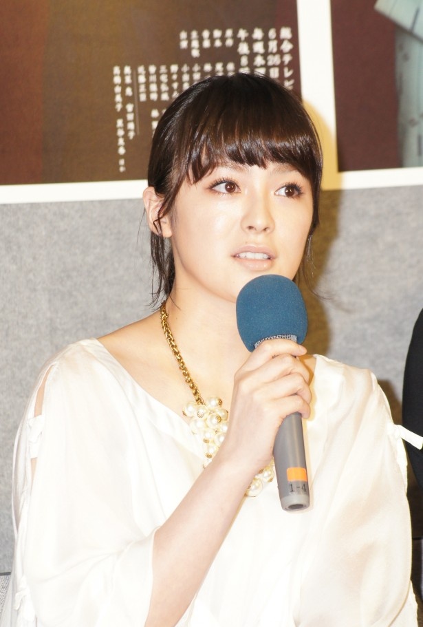 小出演じる幹次郎の妻・汀女を演じる貫地谷しほり