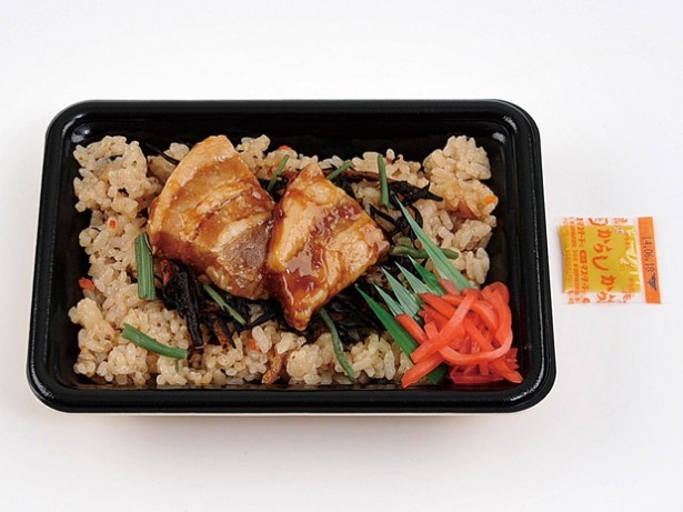 沖縄の家庭料理「じゅーしー」に豚角煮をのせた 「沖縄じゅーしーと豚角煮」(340円)。じゅーしーは、ひじきと豚ミンチ炒めを混ぜ、昆布ダシで炊いた料理