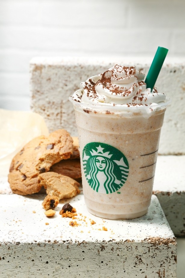 【写真を見る】クッキー1枚が入った「チャンキー クッキー フラペチーノ」(税別Tall 540円、Grande 580円、Venti 620円)は8月31日(日)までの期間限定販売
