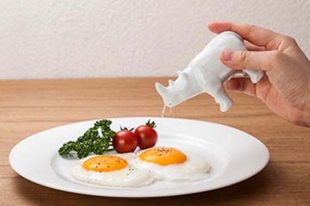 【写真を見る】鼻から塩が出る「アニマル調味料入れ　サファリシリーズ」サイ