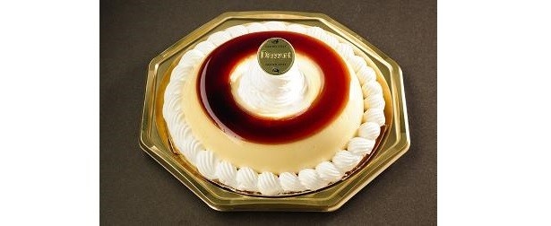 【写真を見る】中央とまわりがクリームで飾り付けされた「アントルメプリン」(1080円)。 オープン記念で、定価1080円が980円に！(数量限定)